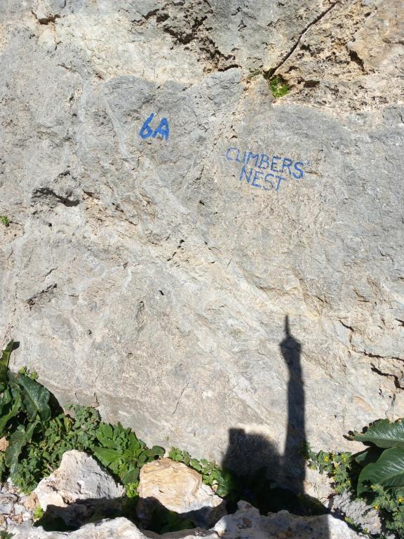 une ombre d'une personne debout sur une roche dans l'établissement Climbers' Nest, à Kalymnos