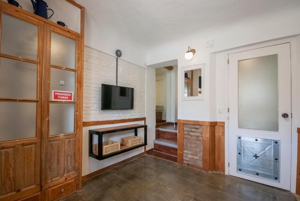 Una sala de estar con chimenea y televisión. en Apartamento Carretera de la Sierra, en Granada