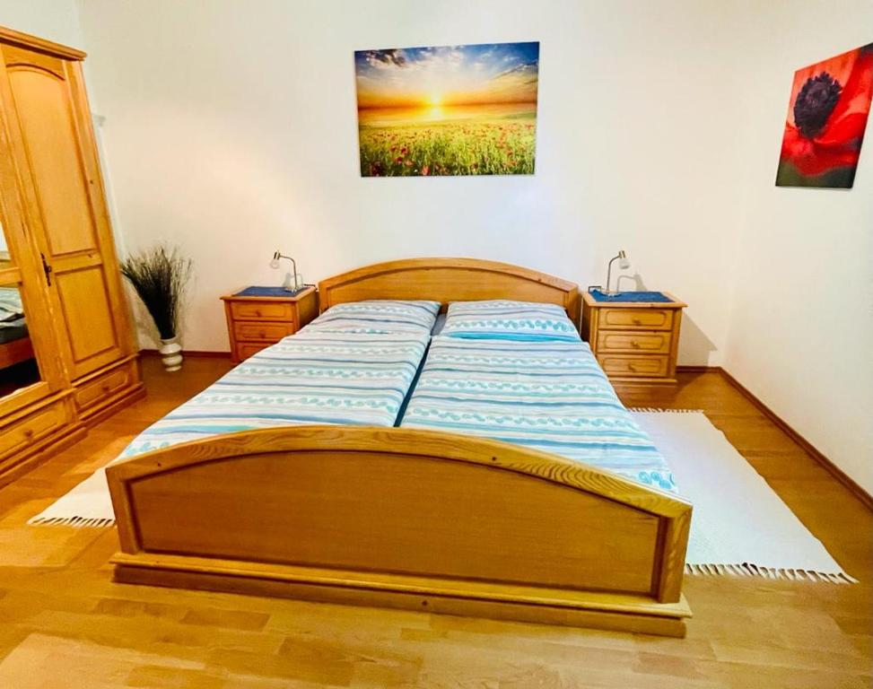 um quarto com uma cama e 2 cómodas em Ferienwohnung Rosenauer em Purbach am Neusiedlersee