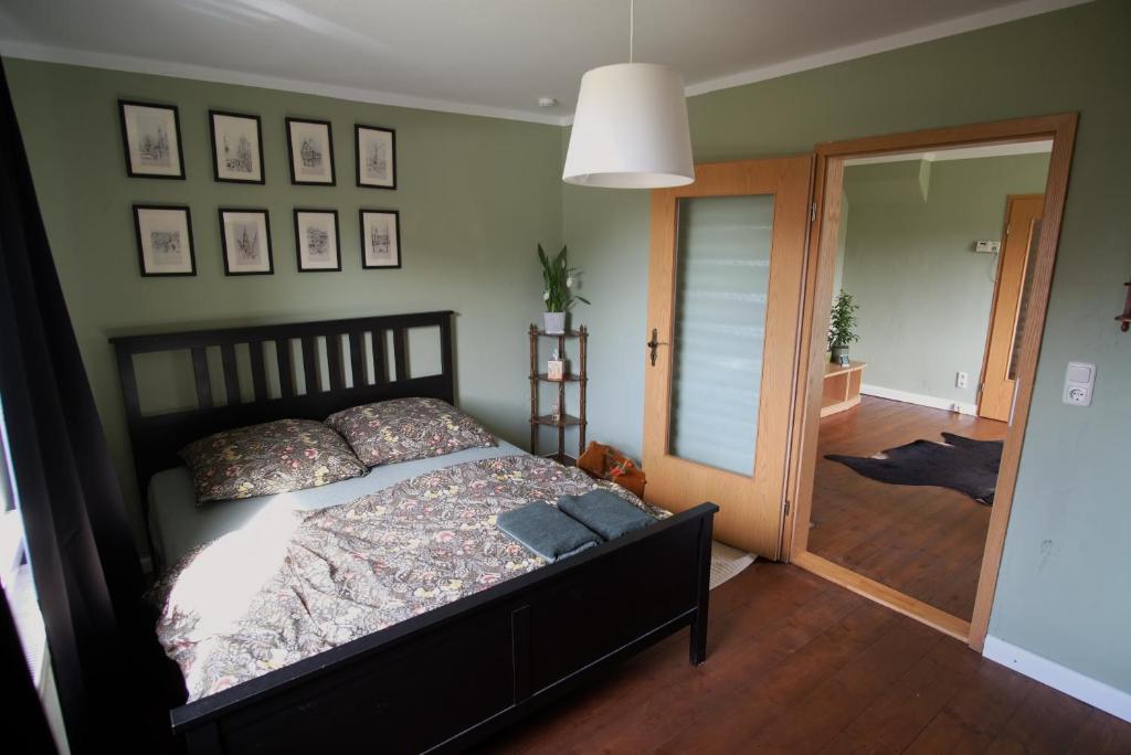 ein Schlafzimmer mit einem großen Bett und einem Spiegel in der Unterkunft „Grüne Höhle“ in Schwerin in Schwerin