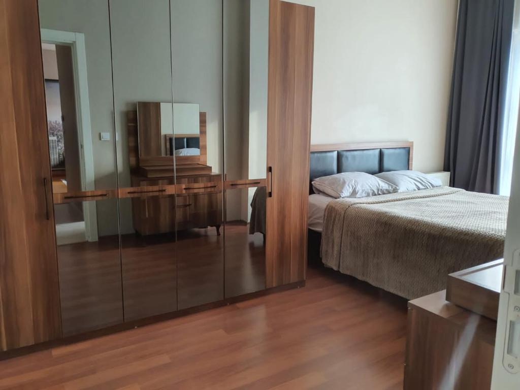sypialnia z łóżkiem i przesuwnymi szklanymi drzwiami w obiekcie Istanbul w Stambule