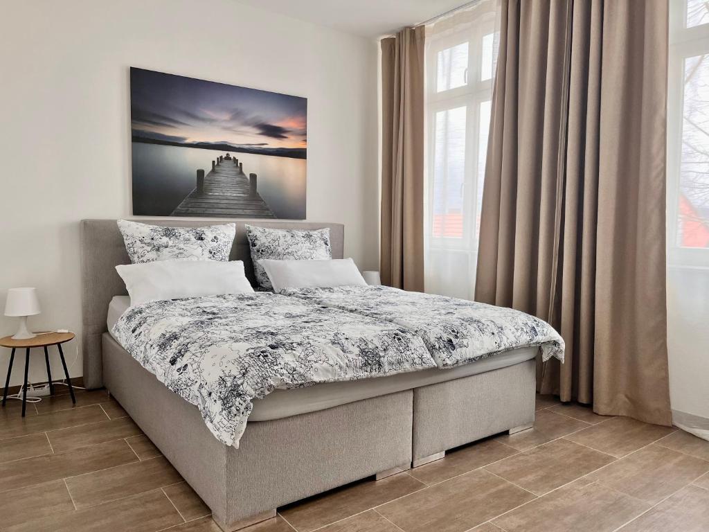 um quarto com uma cama com uma fotografia na parede em Big family apartment in Bamberg em Bamberg