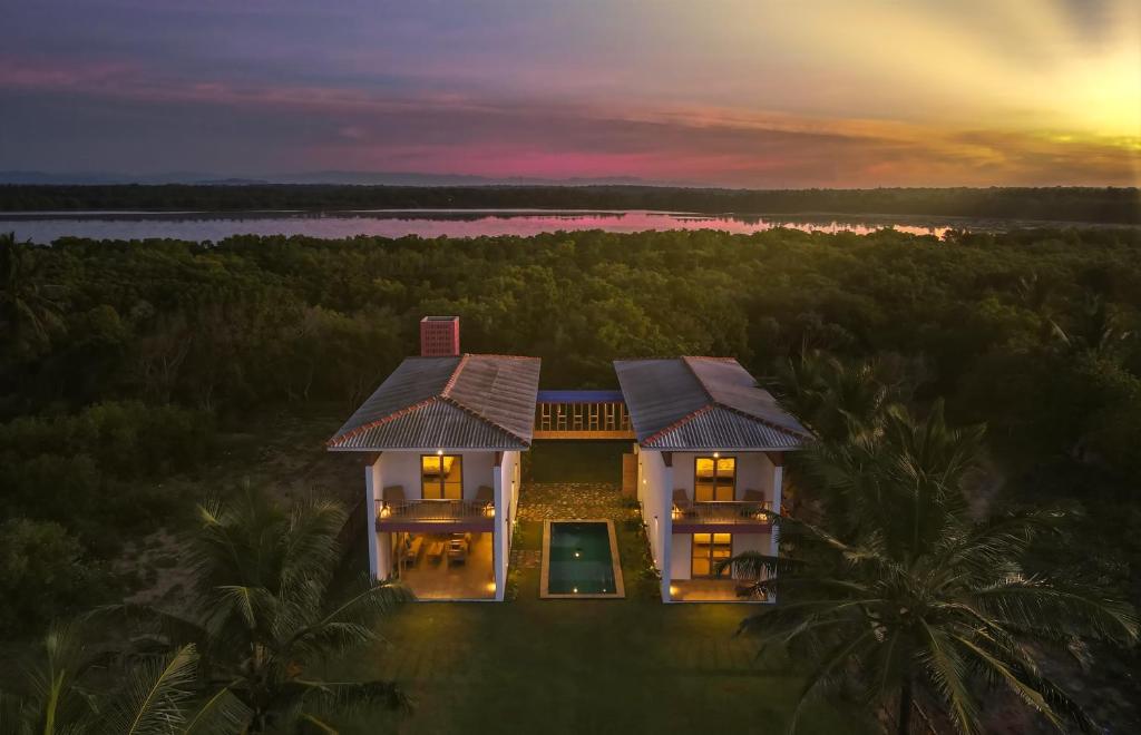 eine Luftansicht eines Hauses mit Sonnenuntergang in der Unterkunft Sati Villa Rekawa Beach Sri Lanka in Tangalle