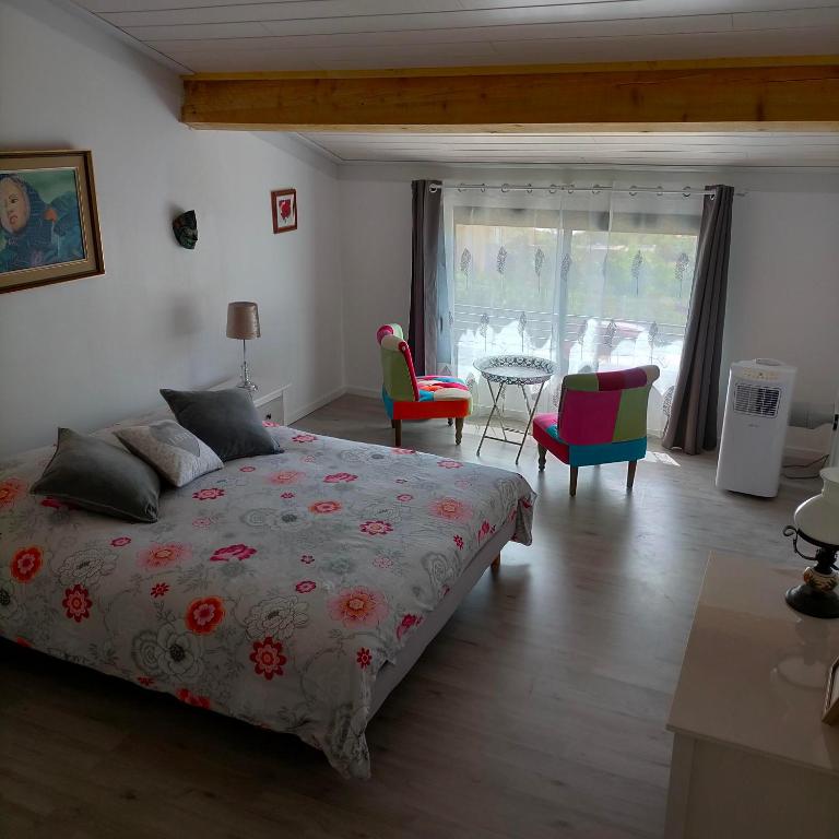 Posteľ alebo postele v izbe v ubytovaní Alaric Lodge: gîte champêtre avec parking privé.