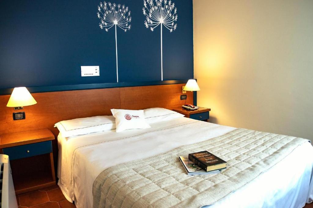 Postel nebo postele na pokoji v ubytování DOMUS Grand Hotel