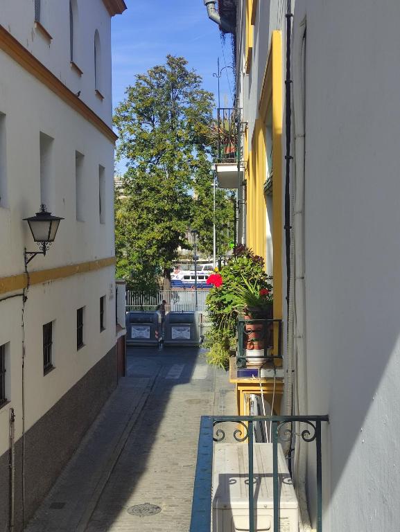 un callejón con un banco en medio de un edificio en Vive Triana, en Sevilla