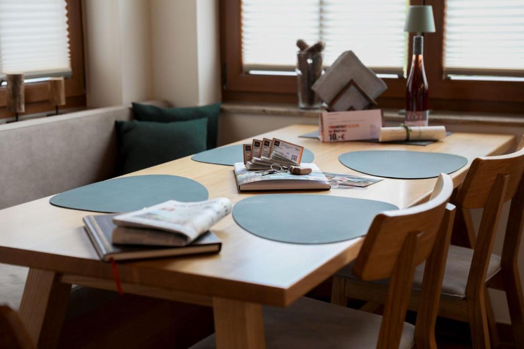 Posezení v ubytování Schwarzwald Chalets