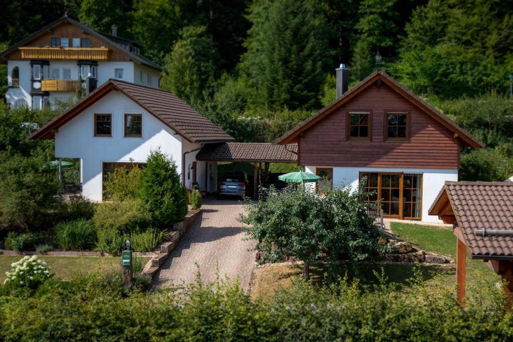 ein Haus mit einer Einfahrt davor in der Unterkunft Schwarzwald Chalets in Freudenstadt