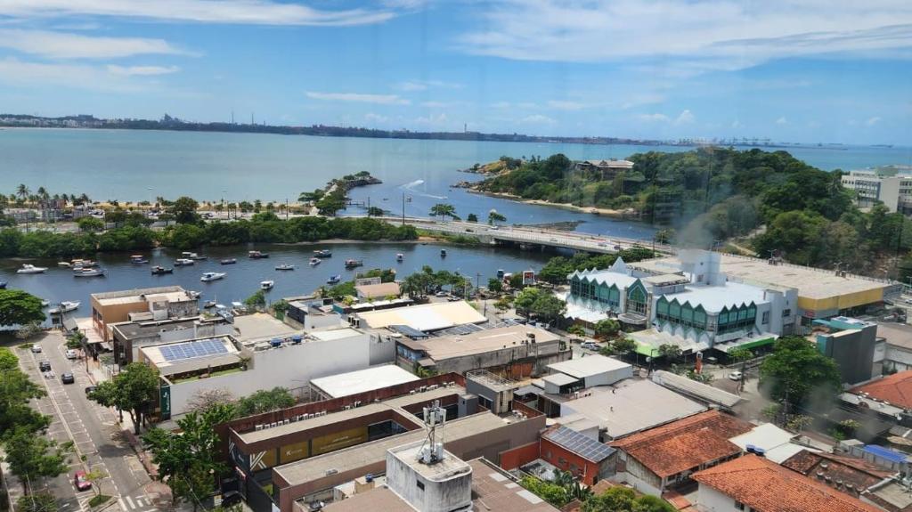 Luftblick auf eine Stadt mit Fluss in der Unterkunft Triângulo Praia do Canto (apto 503) in Vitória