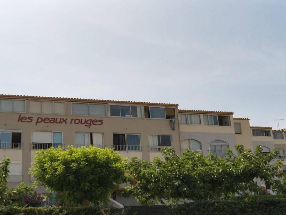 a building with the words las penguin rokes at Studio rénové 200 m de la plage avec parking privé in Cap d&#39;Agde