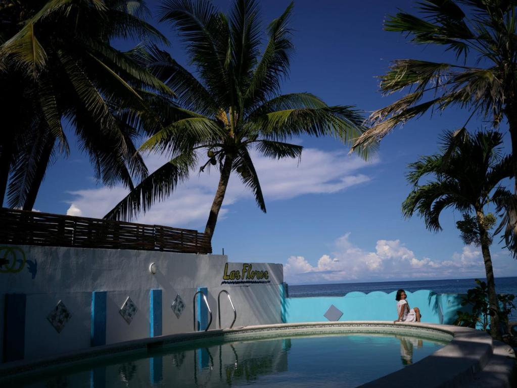 Bazén v ubytování Las Flores Beachside Hotel nebo v jeho okolí