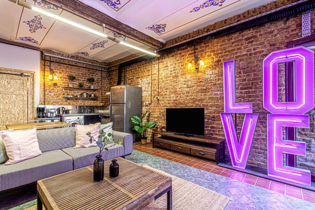 Centrally Located Historical Flat in Beyoglu