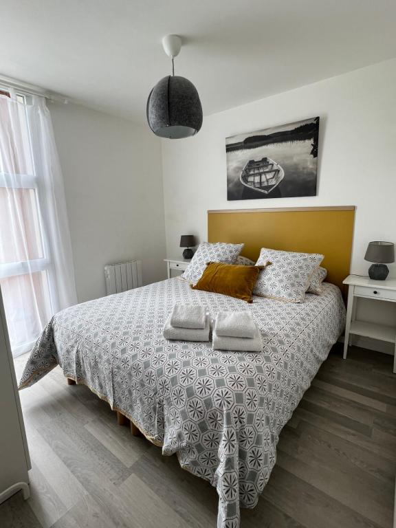 Cama o camas de una habitaci&oacute;n en Le Hameau du Peu