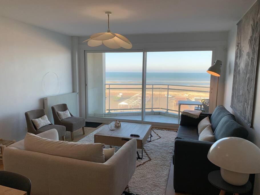 un salon avec vue sur l'océan dans l'établissement Le Touquet : Appt 4 pers face mer, à Le Touquet-Paris-Plage