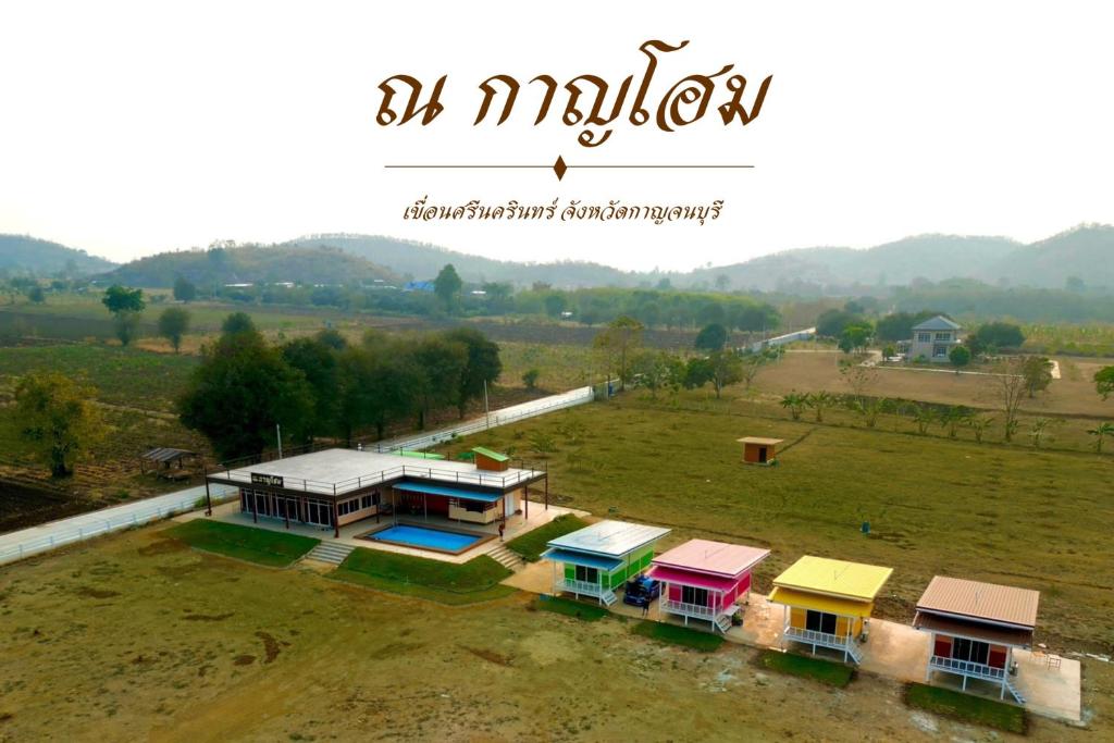 una vista aerea di una casa in un campo di ณ กาญโฮม a Ban Hin Hak
