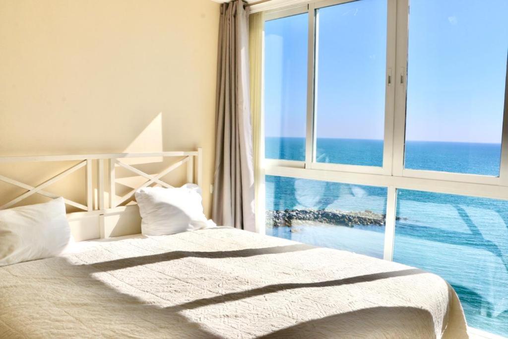 - une chambre avec un lit et une grande fenêtre dans l'établissement The Pearl with Private Beach Access, à Benalmádena