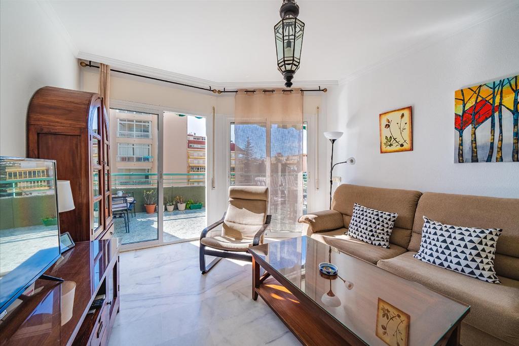 un soggiorno con un divano e un tavolo di Rooftop pool Fuengirola by Costarentals - Ref 32 a San Francisco