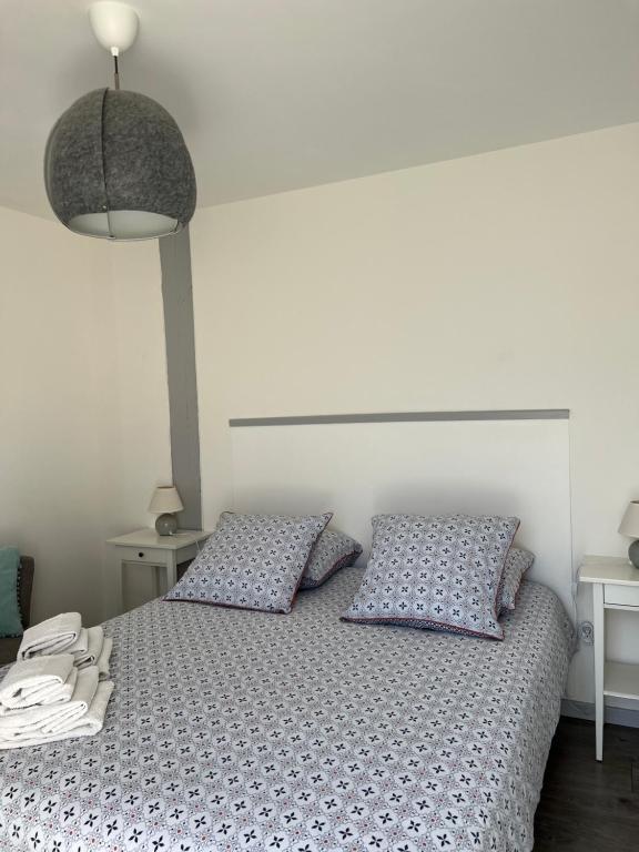 Cama o camas de una habitaci&oacute;n en Le Hameau du Peu