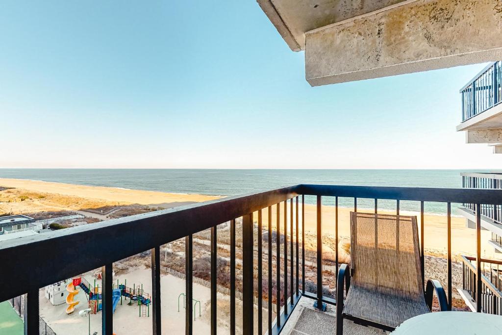 Elle comprend un balcon offrant une vue sur la plage. dans l'établissement Sea Watch 803, à Ocean City