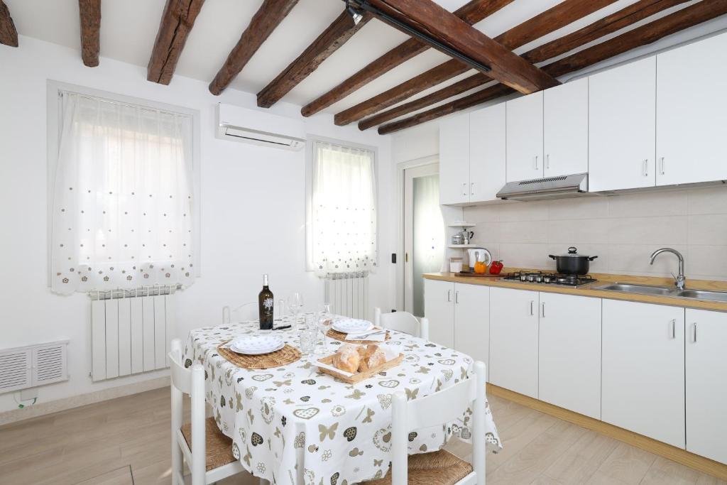 A kitchen or kitchenette at Ca Giardini Apartments in Biennale by Bricola Apartments