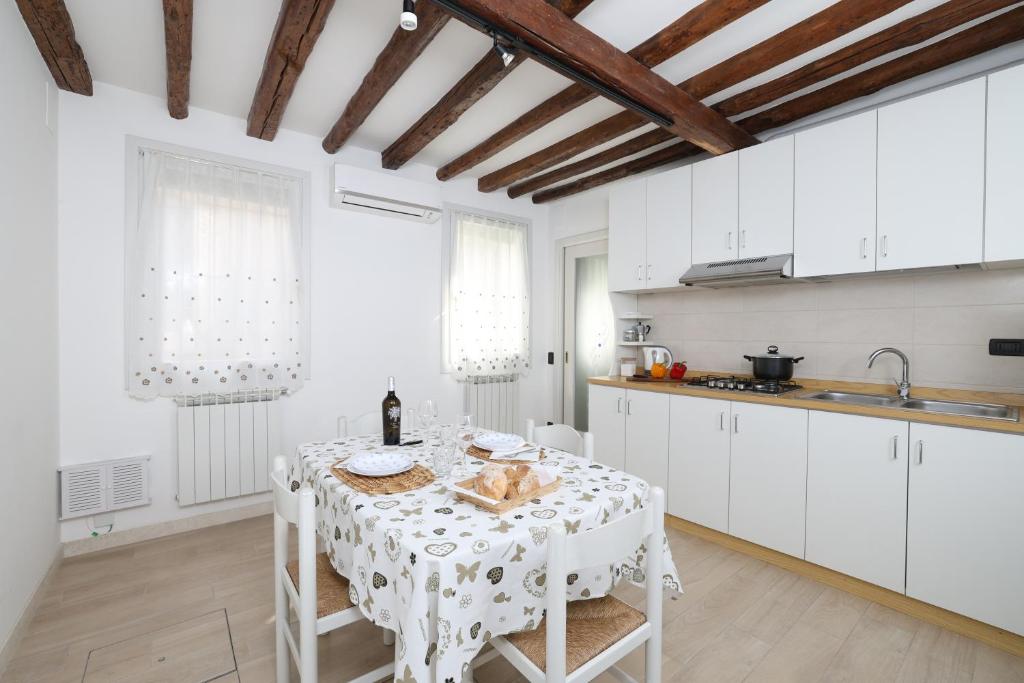 A kitchen or kitchenette at Ca Giardini Apartments in Biennale by Bricola Apartments