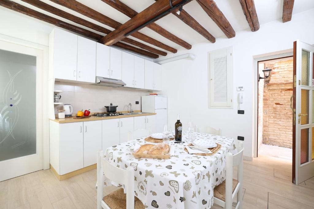 A kitchen or kitchenette at Ca Giardini Apartments in Biennale by Bricola Apartments