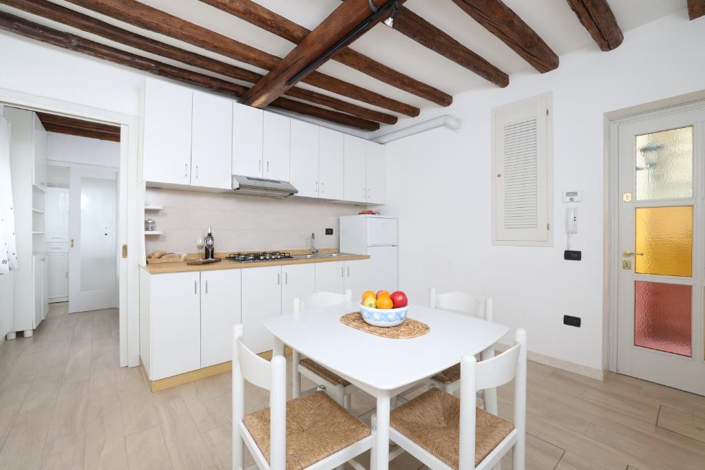 A kitchen or kitchenette at Ca Giardini Apartments in Biennale by Bricola Apartments