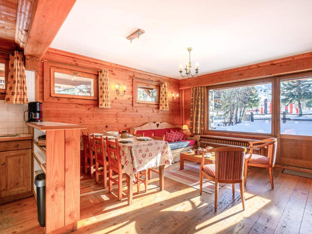 a kitchen and dining room with a table and chairs at Appartement Val-d'Isère, 3 pièces, 8 personnes - FR-1-694-122 in Val-d'Isère