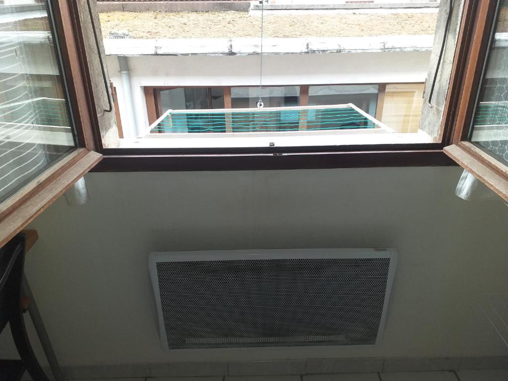 ventana en una habitación con ventilador en el baño en Cap Grenoble, en Grenoble