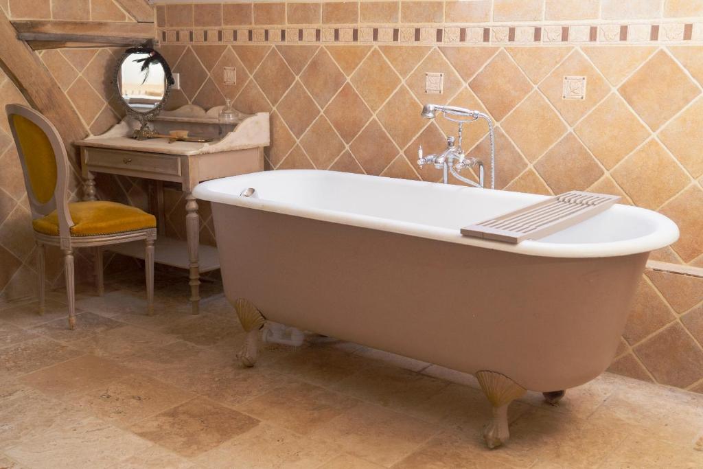 eine Badewanne im Bad mit Waschbecken in der Unterkunft Gite La famille est dans les blés in Brinay