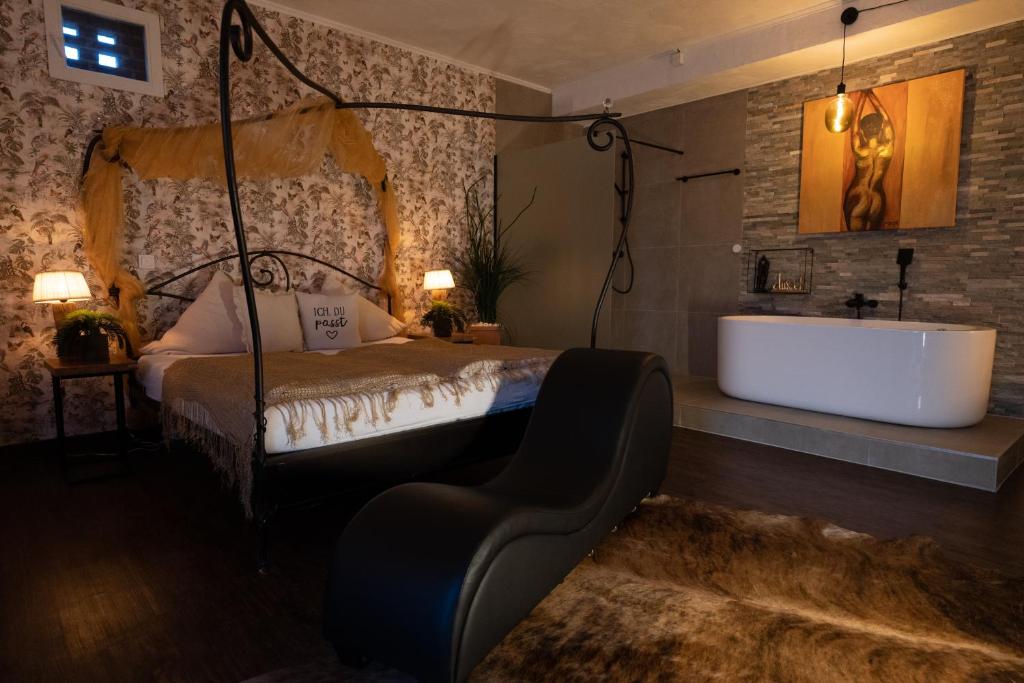 um quarto com uma banheira, uma cama e um lavatório em Ferienwohnung Time out em Vreden