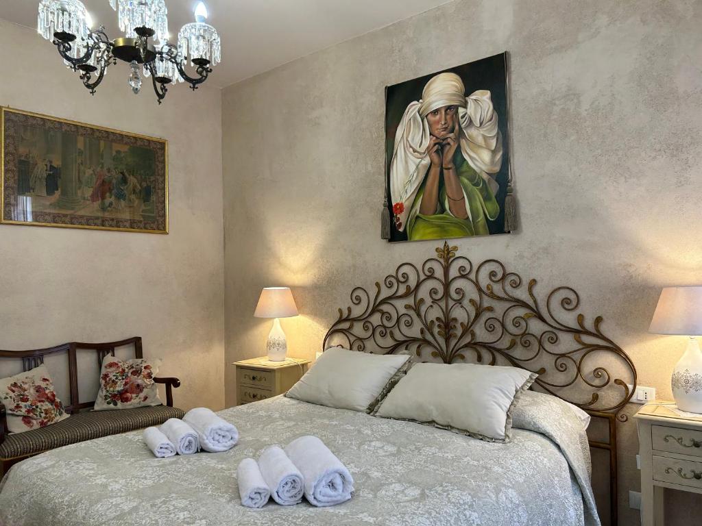 una camera da letto con un letto e un dipinto sul muro di SOFIA ROOMs a Verona