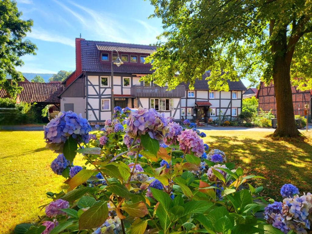 ハノーファーシュ・ミュンデンにあるGästehaus am Weser-Radwegの紫の花の家