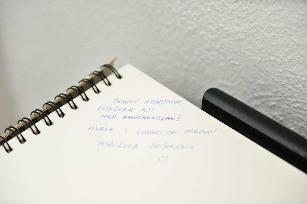 un bolígrafo y un trozo de papel con una nota escrita a mano en Stela1 en Drvar