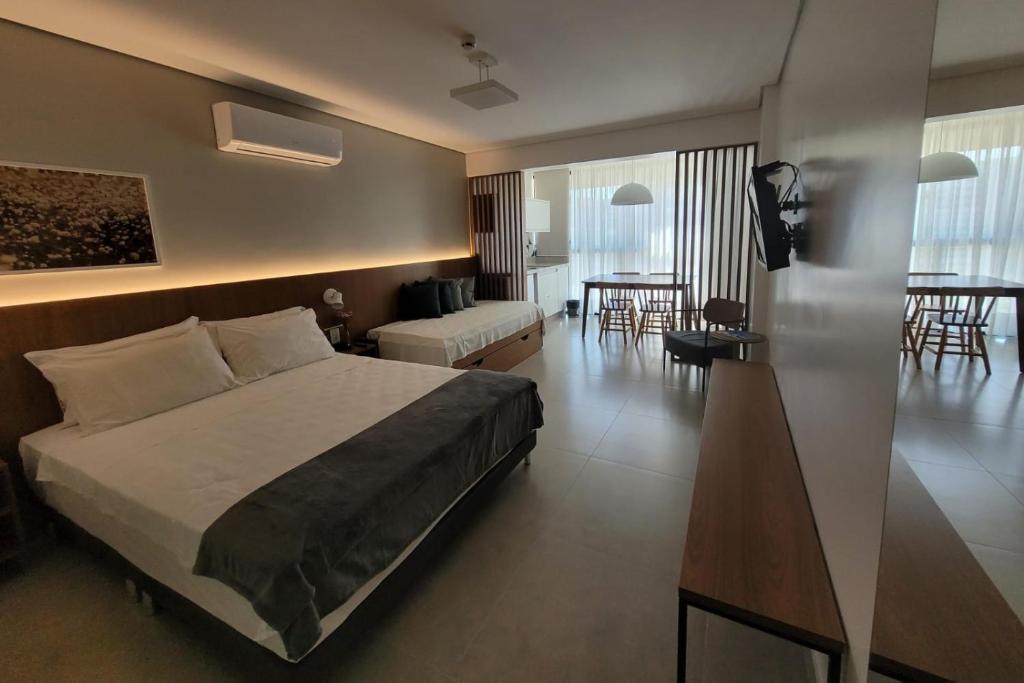 ブラジリアにあるGarvey Park Hotel - Quarto Premium 409のベッドルーム1室(ベッド1台付)、リビングルームが備わります。