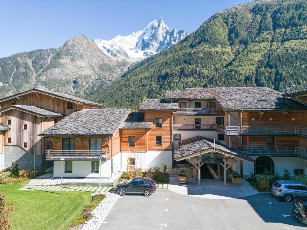 een groep huizen voor een berg bij La Cordée in Chamonix-Mont-Blanc