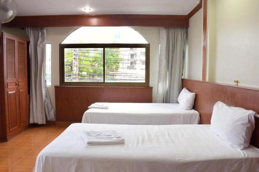 Postel nebo postele na pokoji v ubytování Centre Point Patong