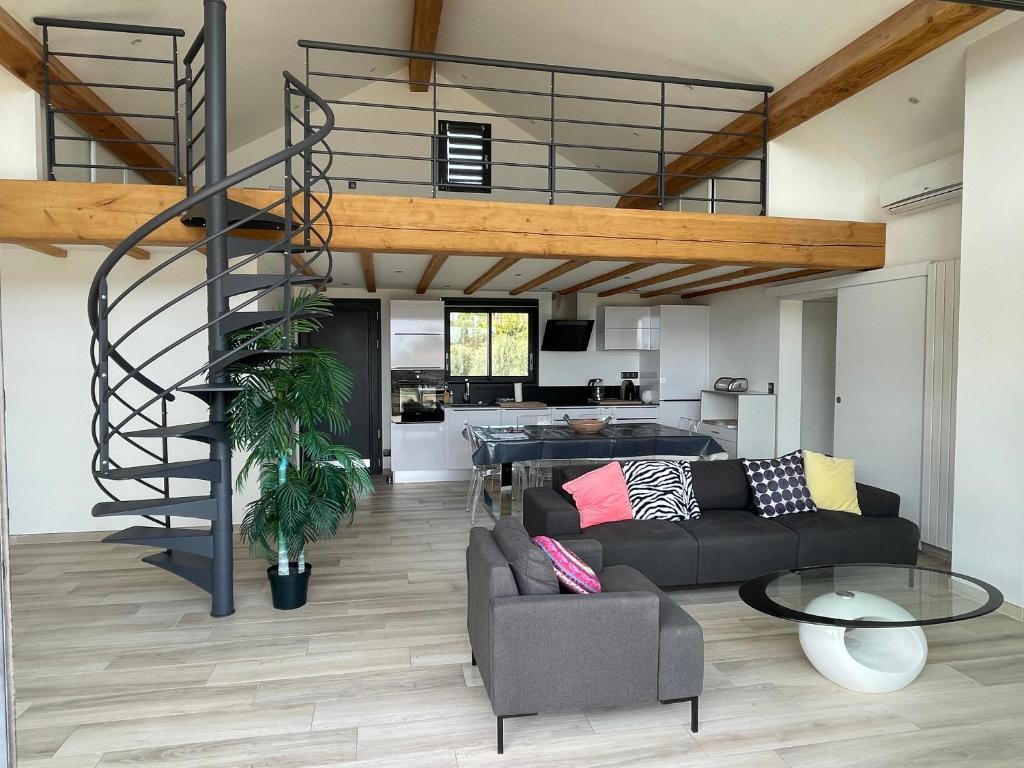 - un salon avec un escalier en colimaçon dans une maison dans l'établissement Sublime haut de villa aperçu mer /hippodrome /, à Cagnes-sur-Mer