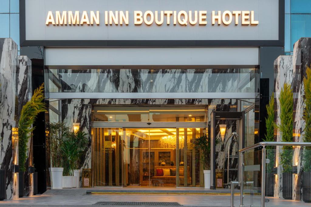 een toegang tot een amazon inn boutique hotel bij Amman Inn Boutique Hotel in Amman