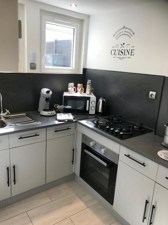 Kuchyň nebo kuchyňský kout v ubytování Maisonnette cosy à Châtillon-Coligny