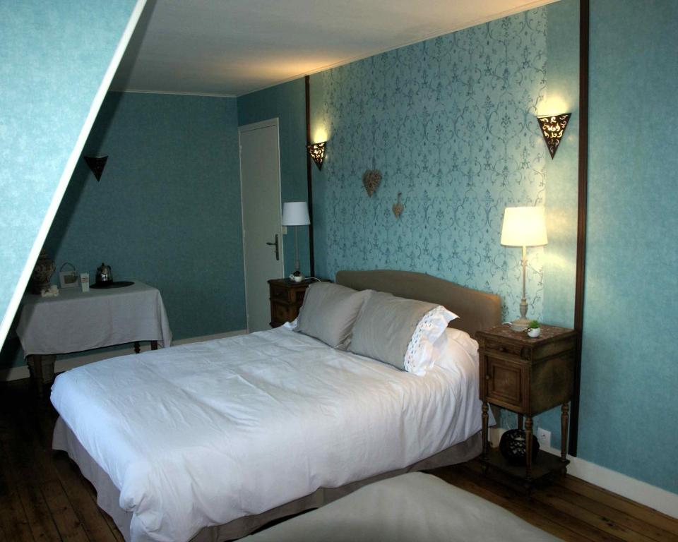 A bed or beds in a room at Echappée Belle