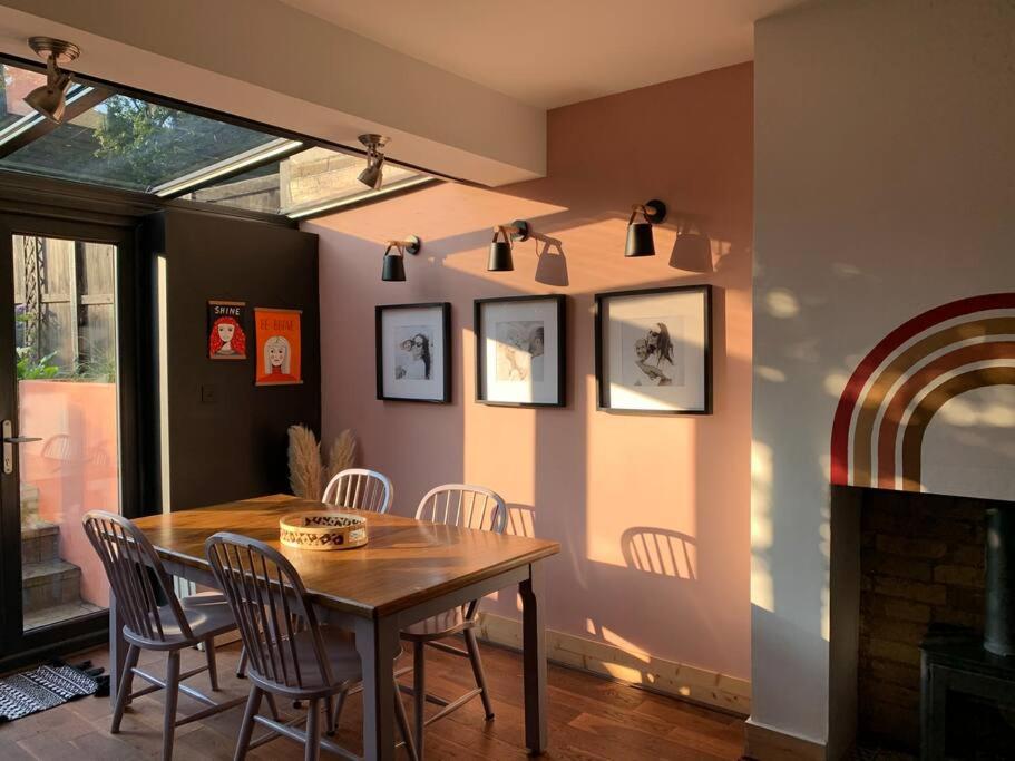 comedor con mesa, sillas y chimenea en Margate Escape House, sleeps 5-6. Free parking. en Kent