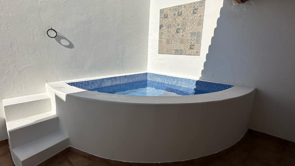 een bad met blauwe tegels in een kamer bij Vila Sal-Moura in Moura