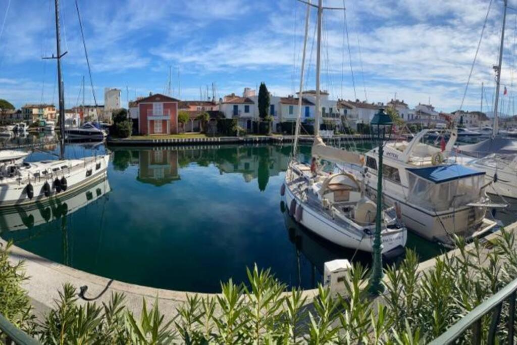 un groupe de bateaux amarrés dans un port de plaisance dans l'établissement Charmant appartement à Port Grimaud, à Grimaud
