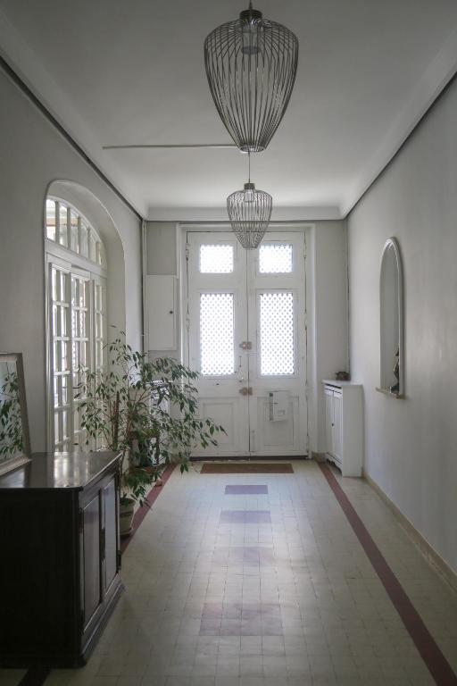 Duży pokój z dużymi drzwiami i dużym żyrandolem w obiekcie Chez Carmen w mieście Albi