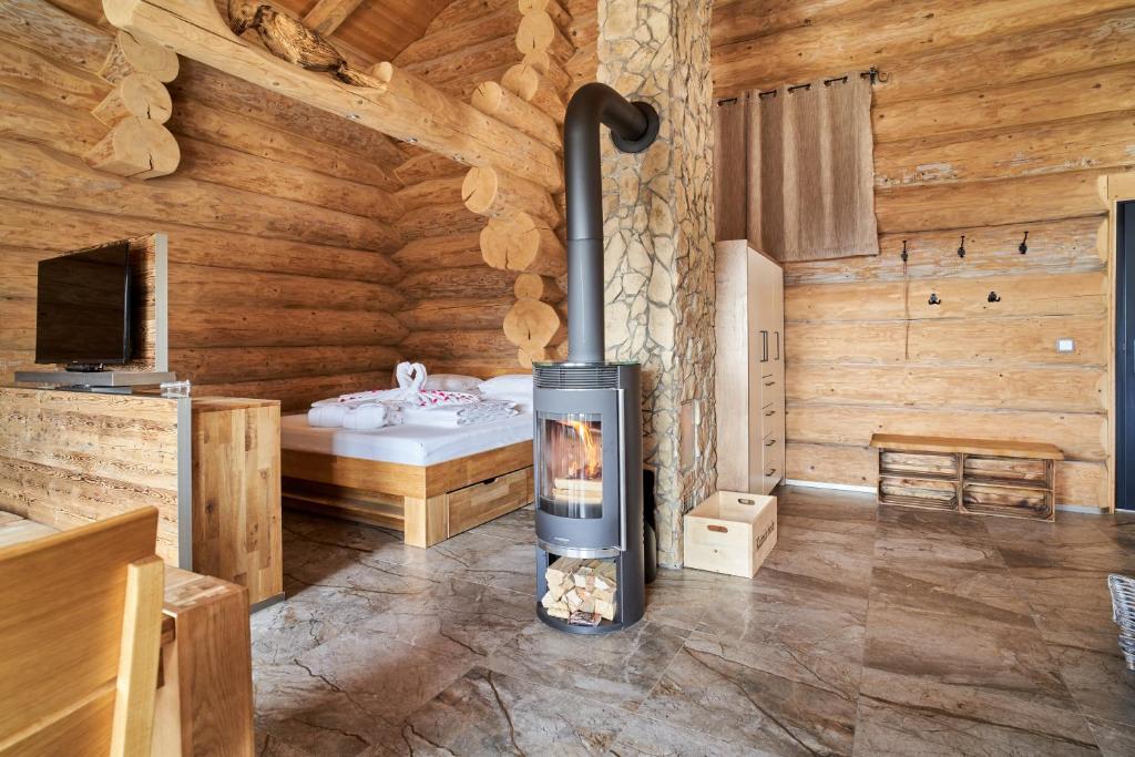 TV a/nebo společenská místnost v ubytování Blockhausen Luxus Chalets