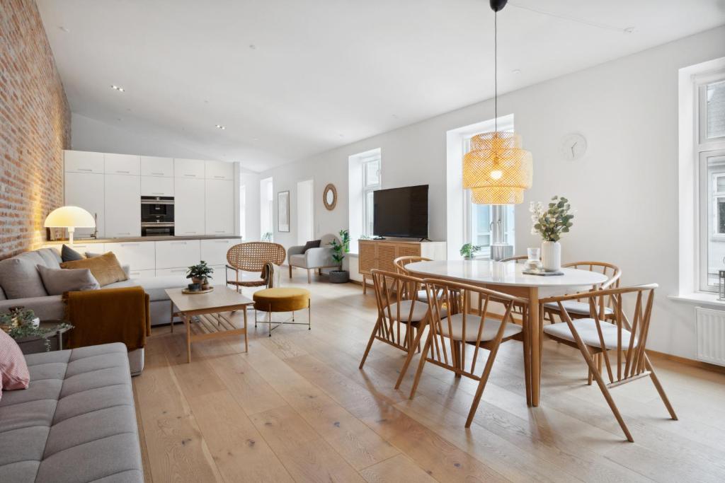 Central 3-bedroom apartment with huge terrace, including queen size beds - Apartamento De Tres Habitaciones