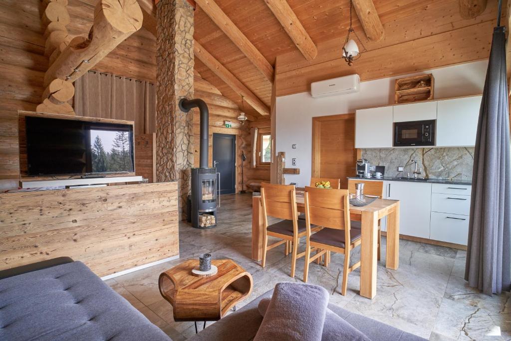 TV a/nebo společenská místnost v ubytování Blockhausen Luxus Chalets