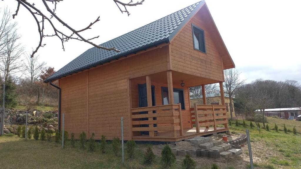 a small cabin with a gambrel roof at Domek Wakacyjny Pod Gruszą in Lubin