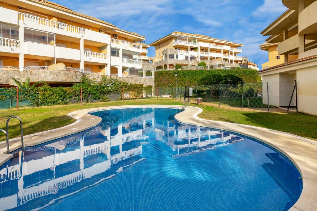 een zwembad voor een appartementencomplex bij Seaview flat in Fuengirola Ref 67 in Fuengirola